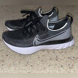 7.5 Nike Flyknit Sneakers